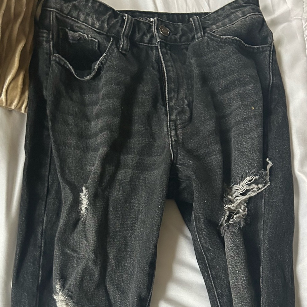 DISTRESSED FASHION NOVA BLACK/DARK WASH BOYFRIEND JEANS